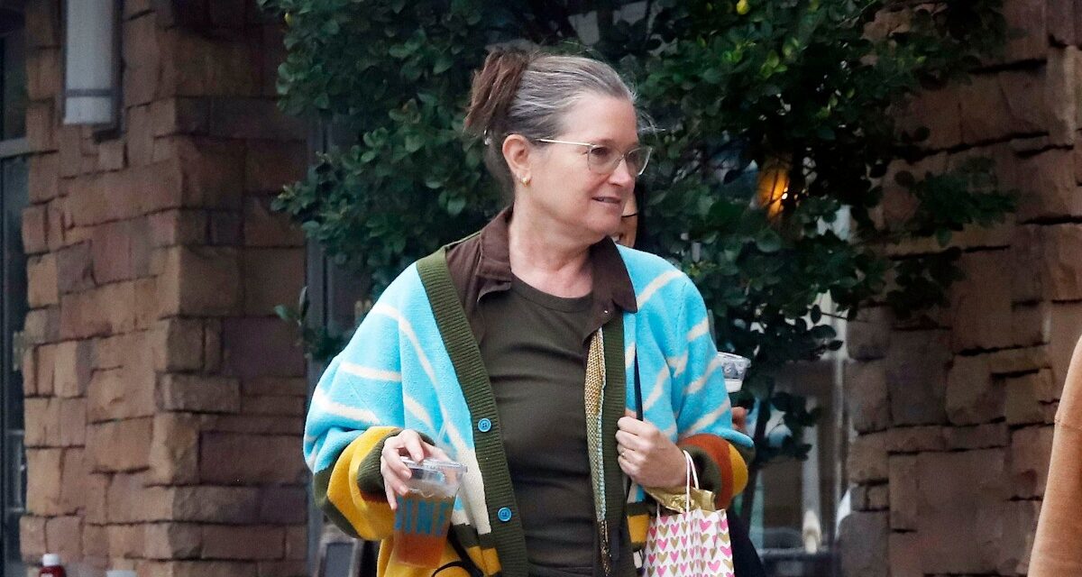 Bridget Fonda, 62 ans, semble plus mince que jamais lors d&rsquo;une rare apparition publique au milieu d&rsquo;un parcours de perte de poids