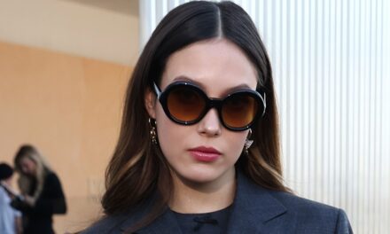 L&rsquo;olympienne Eileen Gu échange la médaille d&rsquo;or contre Prada lors d&rsquo;une superbe apparition à la Fashion Week de Milan