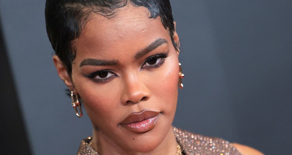 Teyana Taylor dévoile des abdos fous dans une superbe robe aux Grammys
