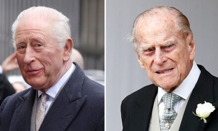Le roi Charles vient de porter la veste de son père, le prince Philip, des années 50 alors que « le spectacle continue »