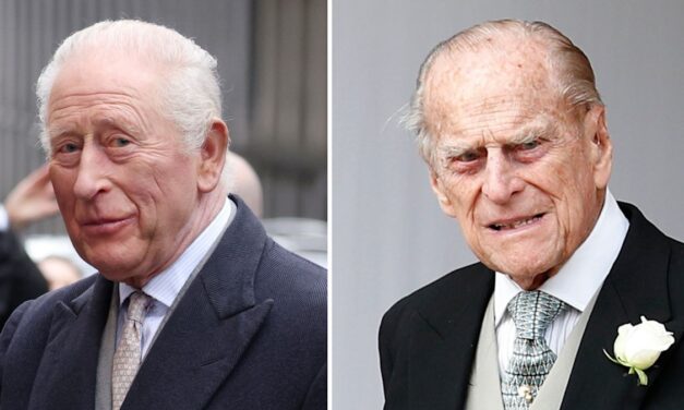 Le roi Charles vient de porter la veste de son père, le prince Philip, des années 50 alors que « le spectacle continue »