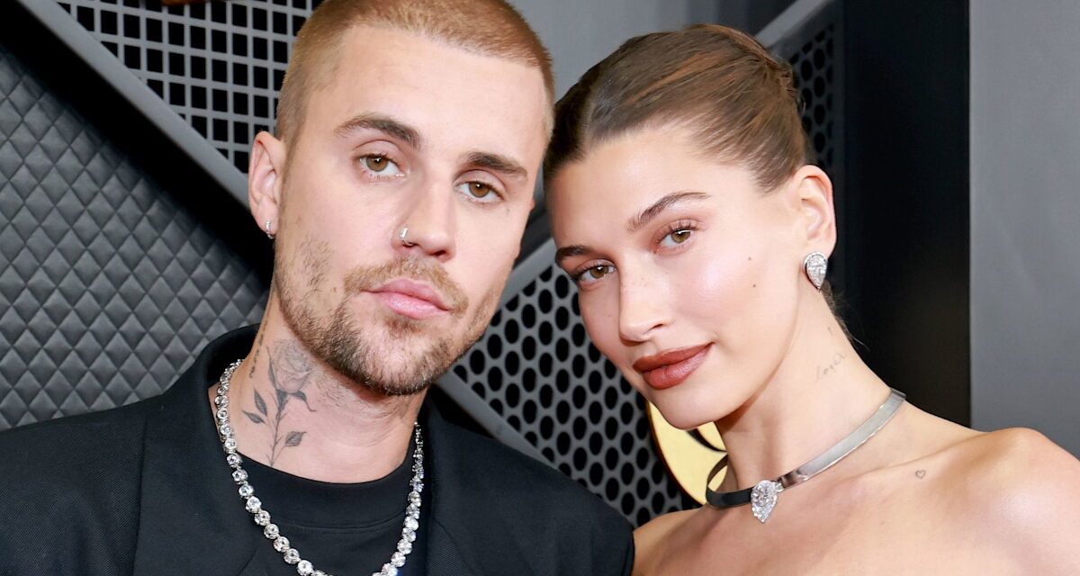 Justin Bieber dévoile un énorme tatouage dans le dos en hommage à sa femme Hailey aux Grammy Awards 2026