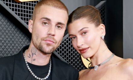 Justin Bieber dévoile un énorme tatouage dans le dos en hommage à sa femme Hailey aux Grammy Awards 2026