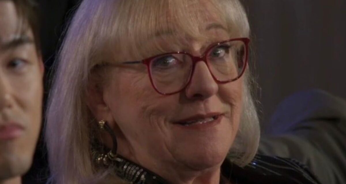 Donna, la mère de Travis Kelce, a du mal à retenir ses émotions alors que deux co-stars des Traitors s&rsquo;affrontent à ses côtés