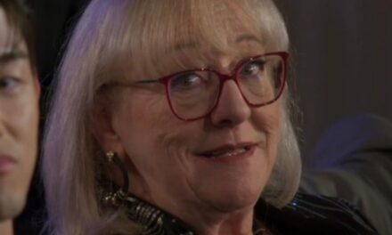 Donna, la mère de Travis Kelce, a du mal à retenir ses émotions alors que deux co-stars des Traitors s&rsquo;affrontent à ses côtés