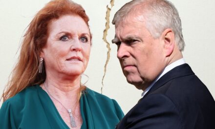 La relation complexe entre Andrew Mountbatten-Windsor et Sarah Ferguson : leurs conditions de vie, leur divorce royal et bien plus encore