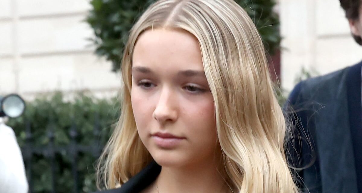 Harper Beckham affiche son « alliance » avec sa mère Victoria et Jackie Apostel en robe de soirée gothique