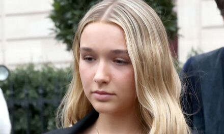 Harper Beckham affiche son « alliance » avec sa mère Victoria et Jackie Apostel en robe de soirée gothique