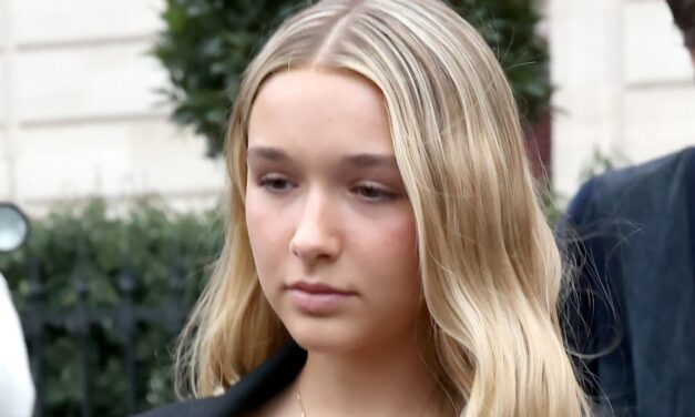 Harper Beckham affiche son « alliance » avec sa mère Victoria et Jackie Apostel en robe de soirée gothique