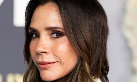 Le haut « nu » de Victoria Beckham est la façon chic de s&rsquo;habiller de manière risquée