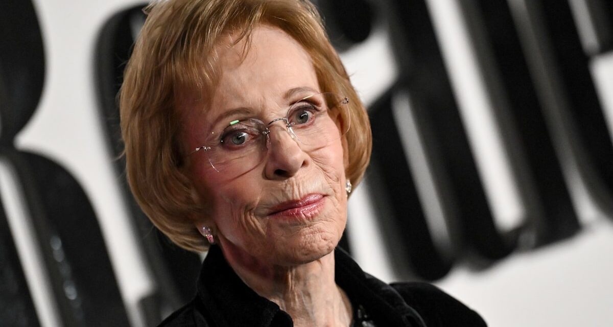 Carol Burnett révèle la leçon qui a changé sa vie que sa fille Carrie lui a enseignée avant son décès à 38 ans