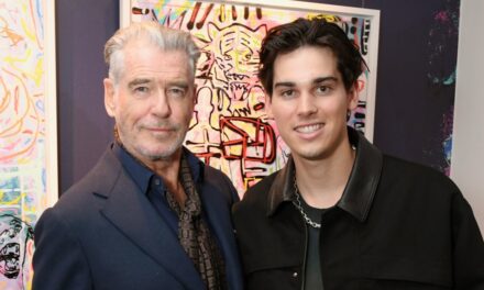 Paris, le fils mannequin de Pierce Brosnan, célèbre sa nouvelle ouverture aux côtés de sa célèbre famille et de sa petite amie – meilleures photos intérieures