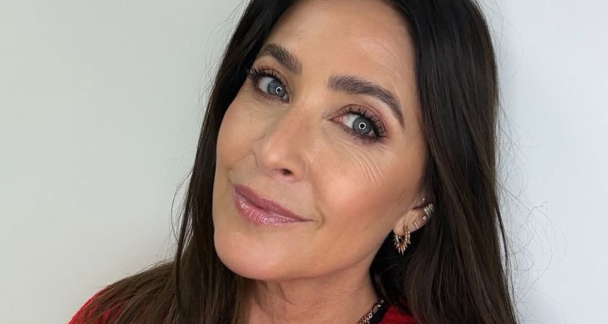 Oubliez les tons neutres, le cardigan rouge chaud de Lisa Snowdon est parfait pour le début du printemps