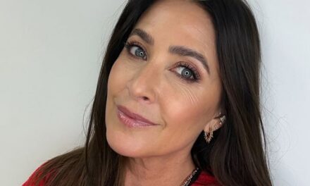 Oubliez les tons neutres, le cardigan rouge chaud de Lisa Snowdon est parfait pour le début du printemps