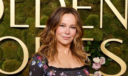 La star de Dirty Dancing, 65 ans, plonge ses fans dans une frénésie avec des photos torrides en bikini