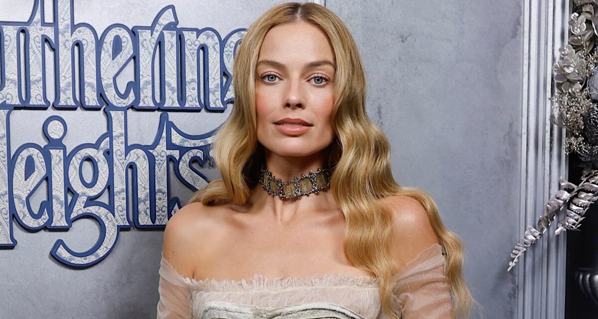 Margot Robbie double la mise avec deux robes transparentes cintrant la taille en 24 heures
