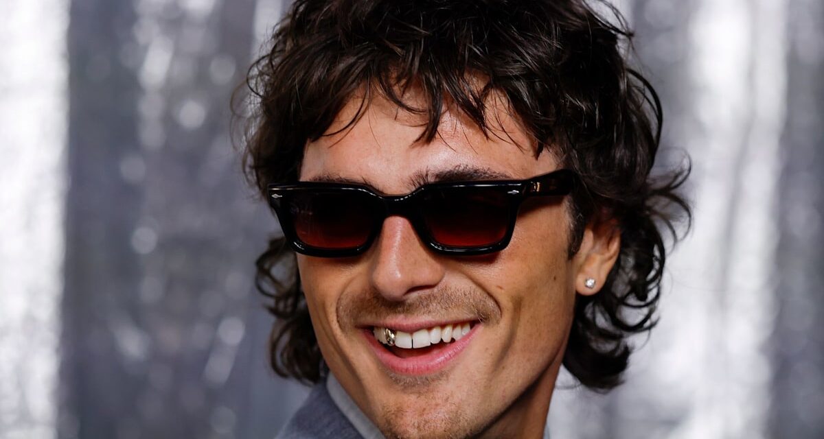 Le capuchon sexy de Jacob Elordi rejoint le cerceau Paul Mescal Hamnet dans les archives de hot boy en constante expansion