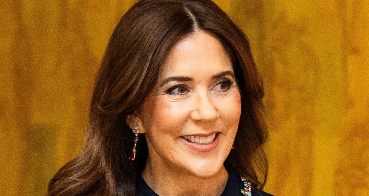 La reine Mary canalise Carrie Bradshaw dans des talons Manolo Blahnik «énervés» de 1 000 £