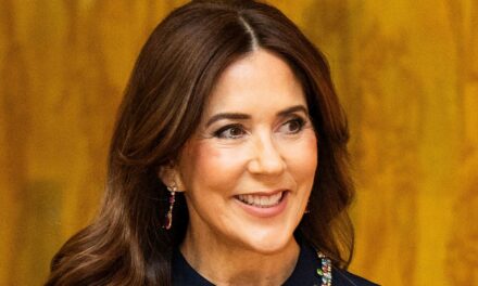 La reine Mary canalise Carrie Bradshaw dans des talons Manolo Blahnik «énervés» de 1 000 £