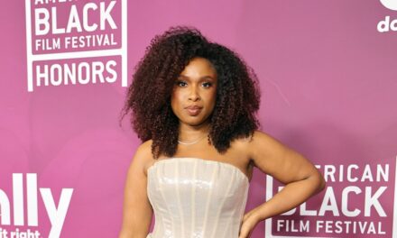 Jennifer Hudson éblouit dans sa robe corset d&rsquo;inspiration nuptiale et ses boucles naturelles