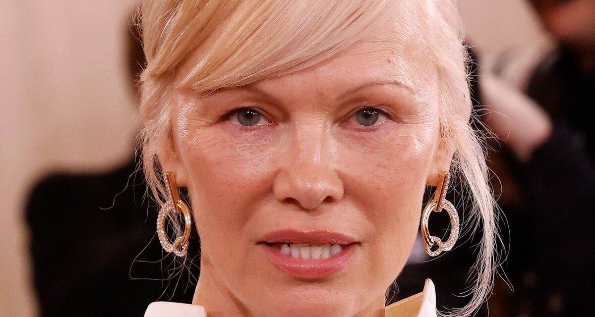 Pamela Anderson est dans son époque Brontë avec une tenue de pèlerin et zéro maquillage