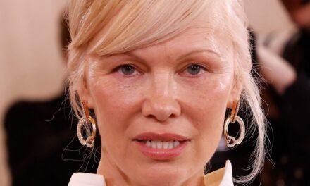 Pamela Anderson est dans son époque Brontë avec une tenue de pèlerin et zéro maquillage