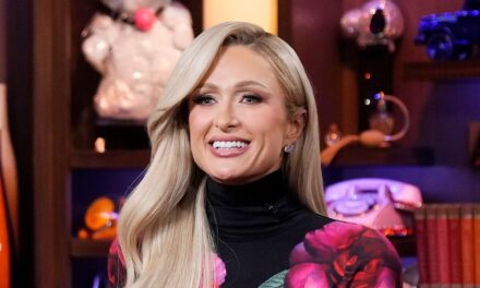 Paris Hilton étourdit dans une mini-robe noire plongeante lors de l&rsquo;after-party Gucci à Milan