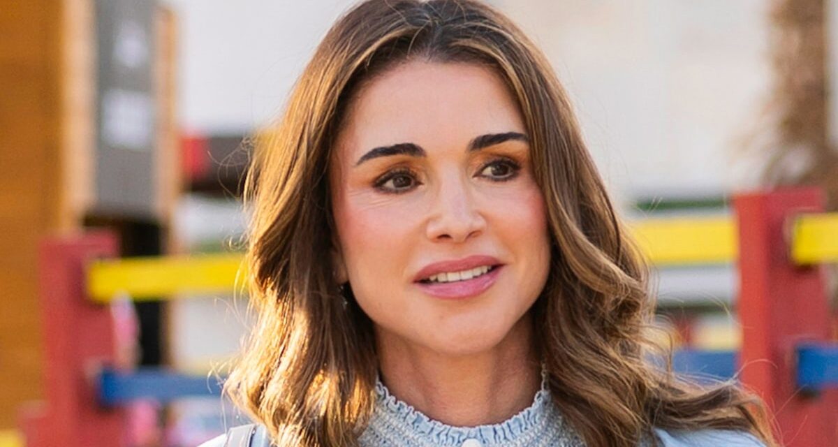 La reine Rania, 55 ans, est une icône de style en double denim « couture » et en talons de 4 pouces