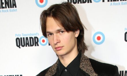 La star de Baby Driver, Ansel Elgort, confirme qu&rsquo;il a secrètement accueilli son premier bébé avec une nouvelle photo