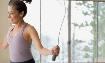 L&rsquo;entraînement plyométrique expliqué : un corps d&rsquo;âge moyen peut-il faire face à la tendance TikTok pour les sauts, les sauts et les sauts de haute intensité ?