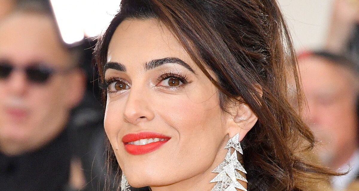 La « force » de l&rsquo;épouse de George Clooney, Amal, pendant la grossesse avec une robe en plumes qui coupe les bosses a été découverte