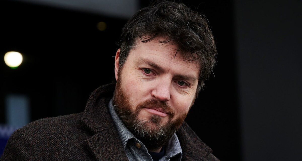 La star de Strike, Tom Burke, fait équipe avec Eve Hewson pour un nouveau drame « émotionnel » du réalisateur de Normal People