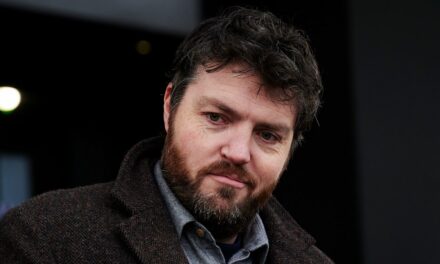 La star de Strike, Tom Burke, fait équipe avec Eve Hewson pour un nouveau drame « émotionnel » du réalisateur de Normal People