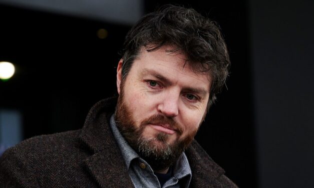 La star de Strike, Tom Burke, fait équipe avec Eve Hewson pour un nouveau drame « émotionnel » du réalisateur de Normal People