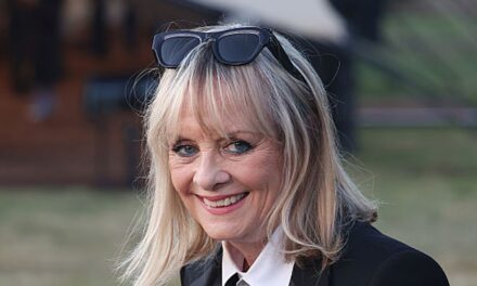 Twiggy, 76 ans, a l&rsquo;air jeune au milieu d&rsquo;une rare apparition à un événement cinématographique à Londres