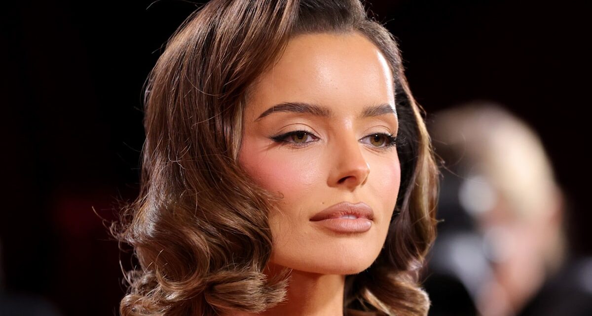 Maura Higgins capture une rencontre fortuite avec la légende hollywoodienne Kevin Costner au Super Bowl