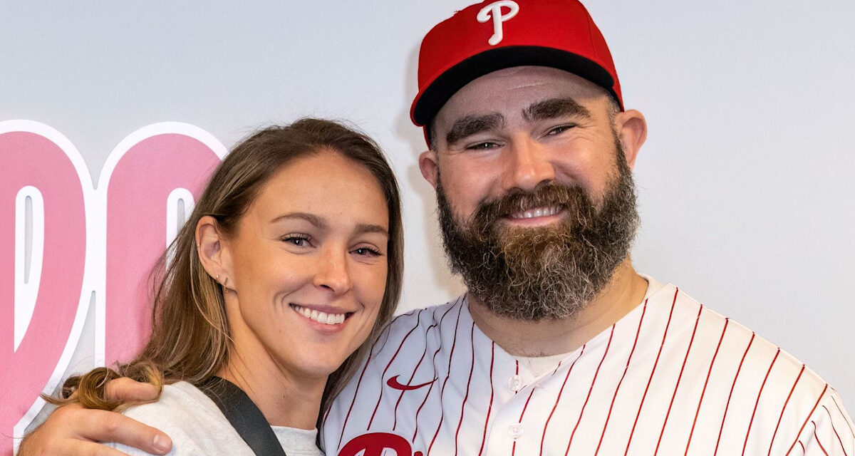 Kylie Kelce révèle le plan de son mari Jason et elle pour « protéger » leurs 4 filles des réseaux sociaux