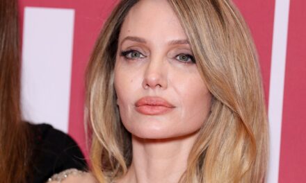 Le secret d&rsquo;Angelina Jolie pour des cheveux longs et brillants coûte seulement 11 $ sur Amazon