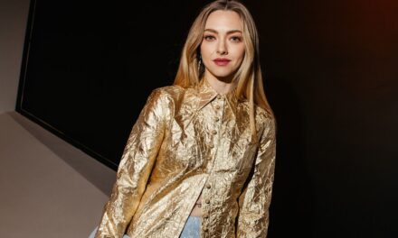 Oubliez les jeans taille basse – Amanda Seyfried vient de ramener le piercing au nombril