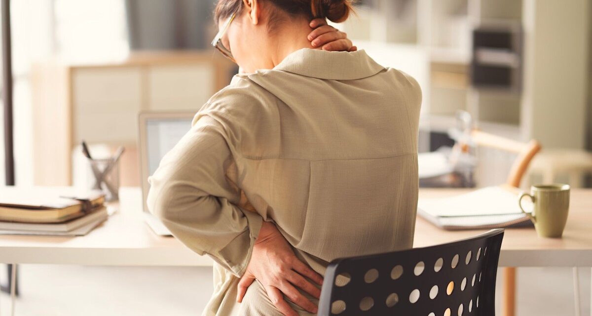 Un mal de dos chronique ? Pourquoi cet ostéopathe dit que votre « posture de bureau » vous vieillit – et les étapes pour y remédier