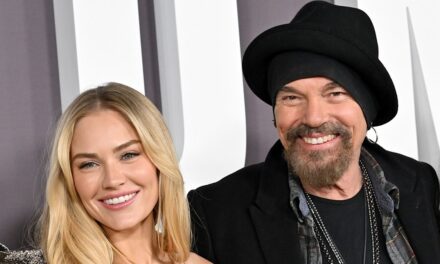 Michelle Randolph, co-star de Landman, a demandé à Billy Bob Thornton s&rsquo;il avait vraiment bu le sang d&rsquo;Angelina Jolie.