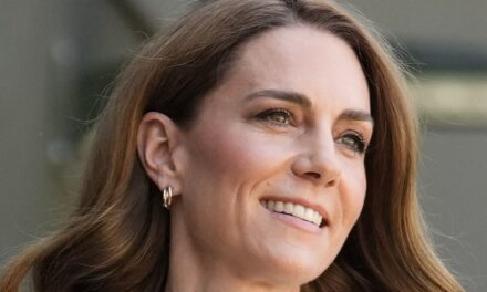 La torsion ultra-courte de Kate Middleton sur les cheveux de « maman » était si courte