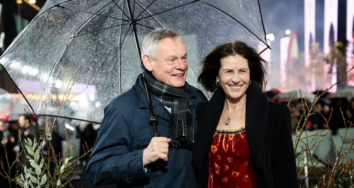 Martin Clunes transforme une rare apparition sur le tapis rouge en soirée en amoureux avec sa femme Philippa Braithwaite