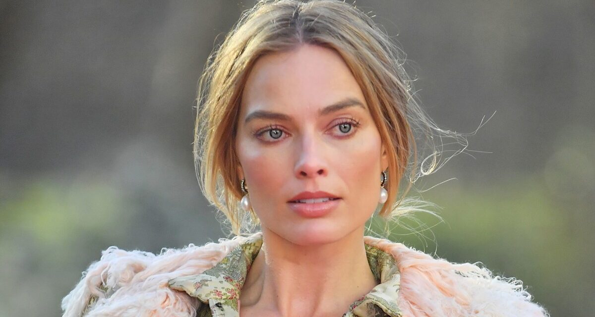 Margot Robbie brave la météo britannique dans un corset « nu » risqué