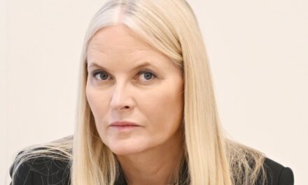 La princesse héritière Mette-Marit partage une nouvelle déclaration suite à la réaction d&rsquo;Epstein