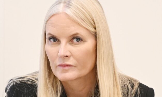 La princesse héritière Mette-Marit partage une nouvelle déclaration suite à la réaction d&rsquo;Epstein