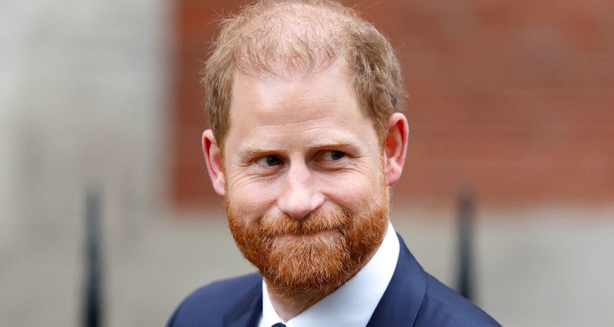 Les écussons militaires du prince Harry sont entièrement exposés dans une nouvelle vidéo à l&rsquo;intérieur d&rsquo;un manoir de 29 millions de dollars