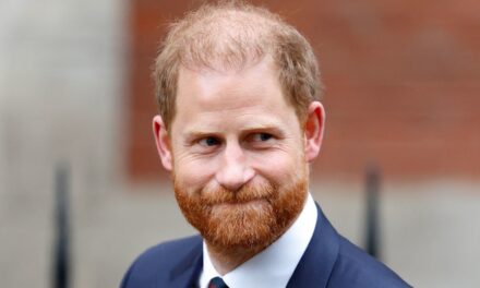 Les écussons militaires du prince Harry sont entièrement exposés dans une nouvelle vidéo à l&rsquo;intérieur d&rsquo;un manoir de 29 millions de dollars