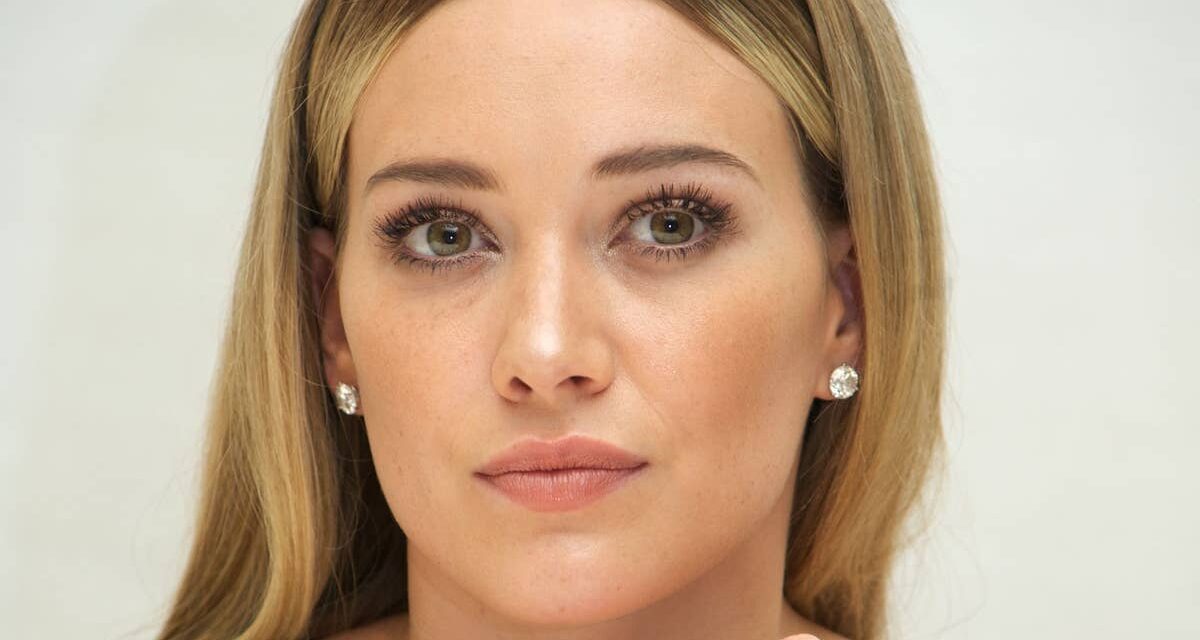 Pourquoi Hilary Duff et Hayley Duff se sont disputés : les paroles de la chanson expliquées et la réponse de Haylie