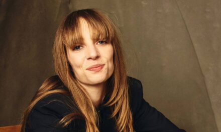 Maya Hawke présente son éclat d&rsquo;après-mariage au milieu d&rsquo;un honneur majeur dans sa carrière